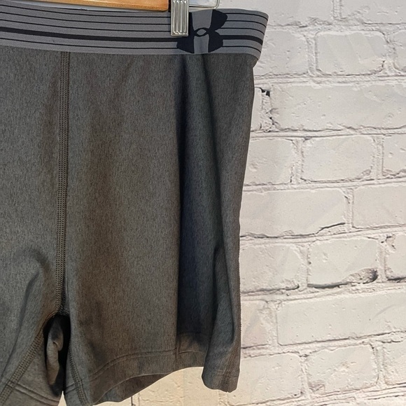 UNDER Armour WorkOut Shorts - Picture 5 of 8